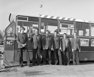 884673 Groepsportret van enkele nieuwe buschauffeurs van het G.V.U., op het terrein van de remise van het G.V.U. ...